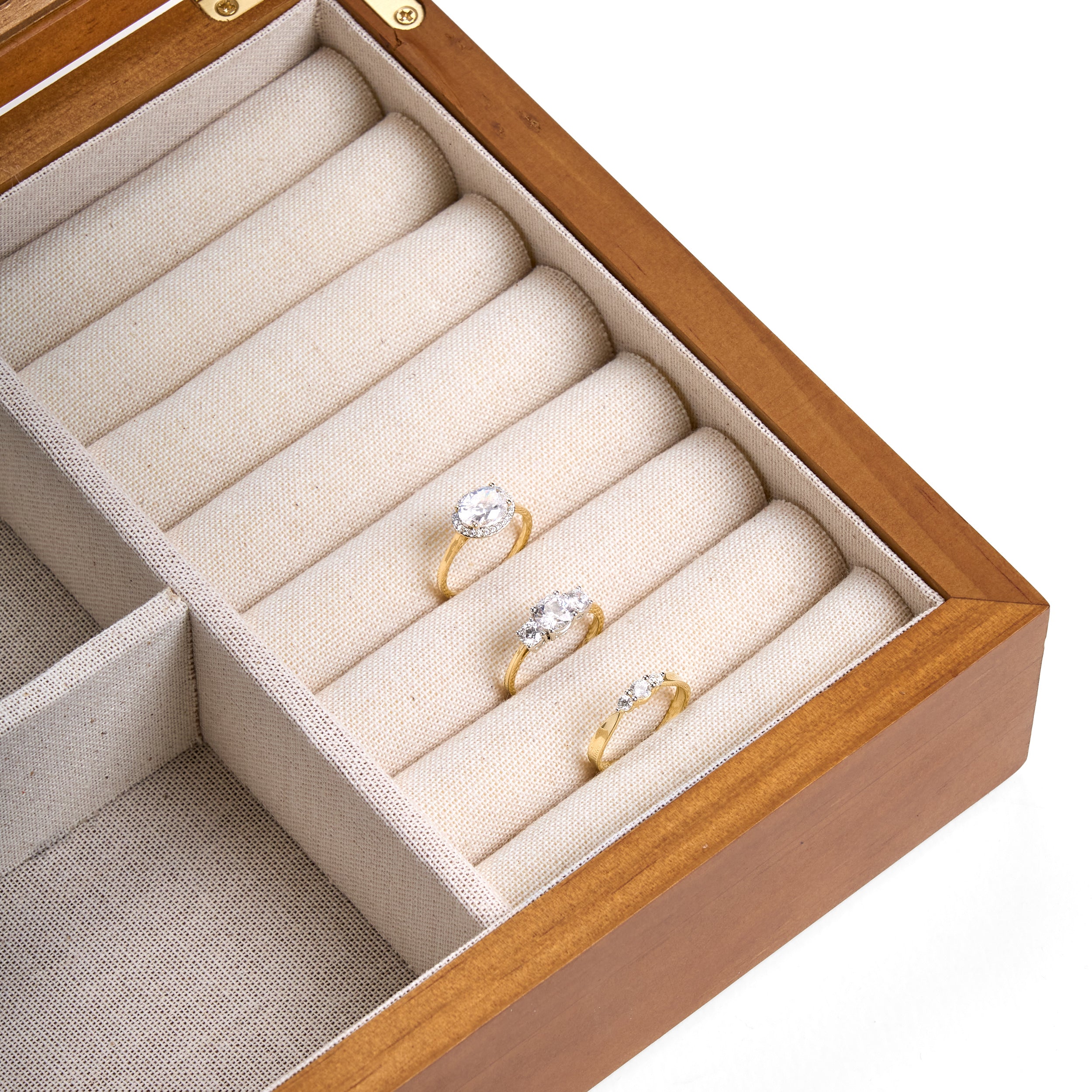 9ct Trinity Claw Band